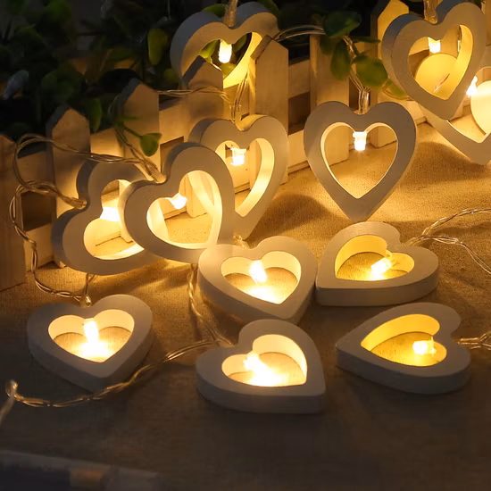 La stringa del cuore di legno del LED illumina la decorazione della festa di Natale